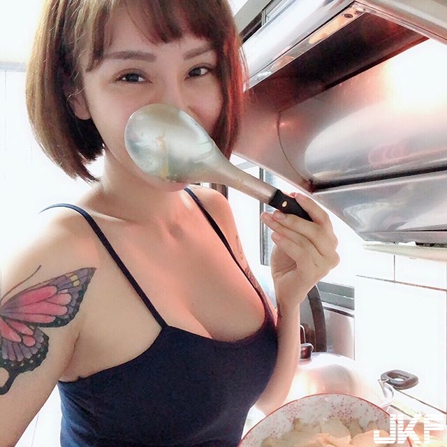 這個臀部讓人受不了！性感正妹「曬乳又曬臀」 看得受不了好想「一起進攻」啊！